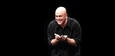 Maurizio Crozza durante lo spettacolo Fenomeni in scena al Manzoni domenica  