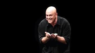 Maurizio Crozza durante lo spettacolo “Fenomeni” in scena al Manzoni domenica