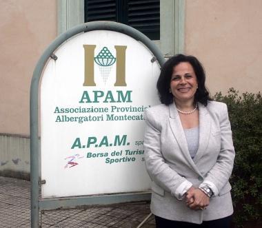 Francesca Taddei davanti alla sede dellApam 