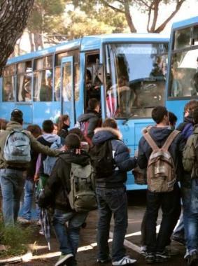 Alcuni studenti salgono in autobus 