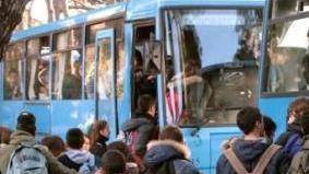 Alcuni studenti salgono in autobus