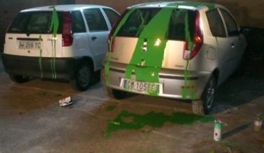 Imbrattano di vernice le auto del Comune: vandali a Santa Croce