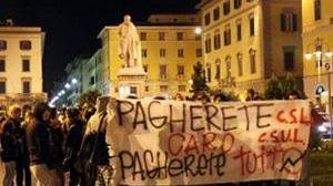 Studenti che protestano: chi sfila e chi pulisce il giardino della scuola