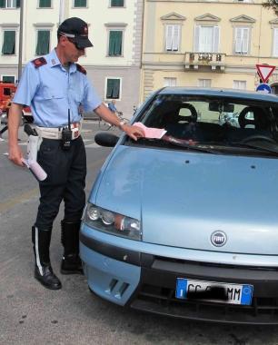 Vigili al lavoro durante i controlli sui divieti di sosta 