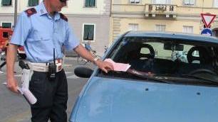 Vigili al lavoro durante i controlli sui divieti di sosta