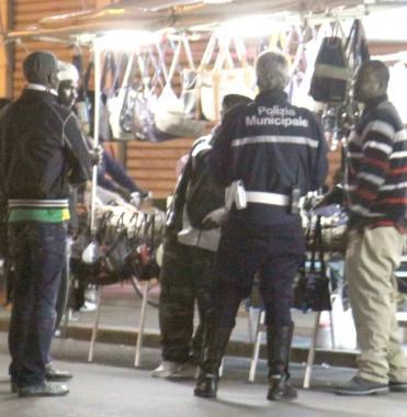 Tensione al mercato tra vigili e senegalesi