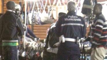 Tensione al mercato tra vigili e senegalesi