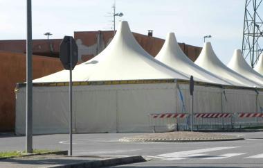 I tendoni davanti al centro annonario che ospiteranno levento 