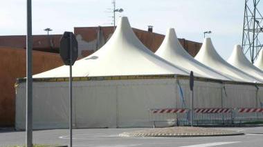 I tendoni davanti al centro annonario che ospiteranno l’evento