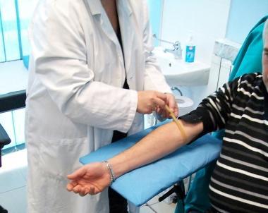 Un donatore di sangue durante un prelievo   