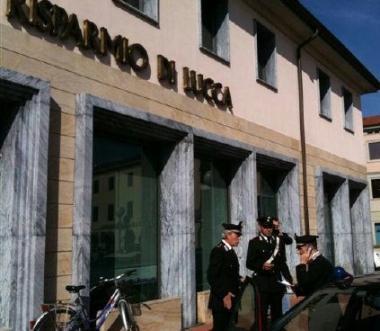I militari dopo la rapina alla banca di Capannori 