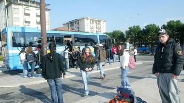 Studenti in attesa del bus