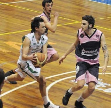 Il play Mencarelli in palleggio   