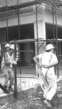 Operai al lavoro in un cantiere edile   