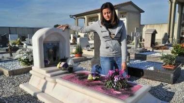 Una cugina di Sara accanto alla tomba