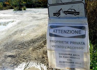 Il cartello di divieto e i paletti che ostacolano lingresso 
