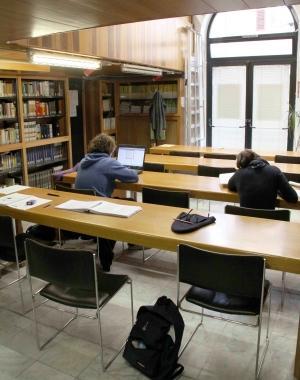<b>NEL MIRINO.</b> La biblioteca 