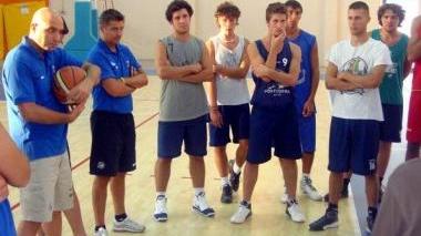 Coach Barsotti parla con i suoi ragazzi