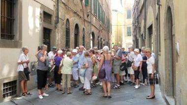 Turisti in città e il prof. Capocchi