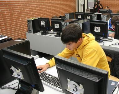 Uno studente fa una ricerca a un computer della scuola 
