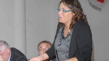 Arianna Benigni durante l’assemblea alla Casa del popolo