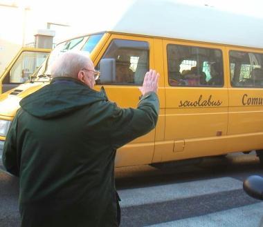 Un anziano sorveglia luscita dalla scuola 