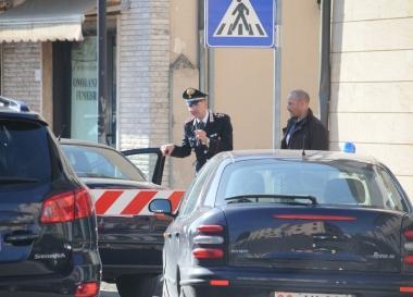 Carabinieri in azione e alcune impiegate dopo il colpo 