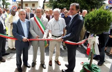 Bartoli (il primo da sinistra) allinaugurazione della casa della salute 