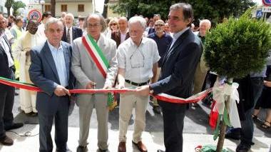 Bartoli (il primo da sinistra) all’inaugurazione della casa della salute