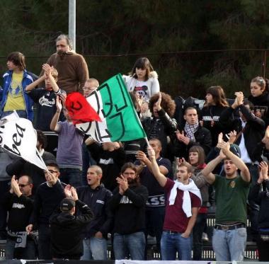 Angelo Tongiani ex presidente della Massese e in alto la curva del tifo bianconero 
