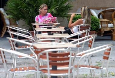 Controlli in corso anche su tavolini e sedie di bar e ristoranti 