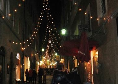 <b>NATALE </b>Un tratto delle vie volterrane illuminate durante le feste dello scorso anno 
