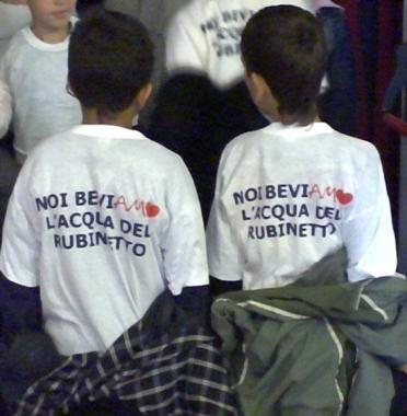 Le caraffe di Acque e due bambini con le t-shirt pro-rubinetto 
