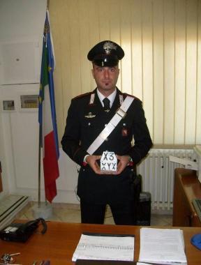 La targa del motorino falsificata e che &egrave; costata una denuncia ad un badante 