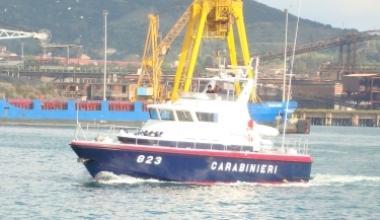 Carabinieri salvano due diportisti, sequestrata rete da pesca