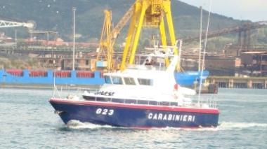 Carabinieri salvano due diportisti, sequestrata rete da pesca