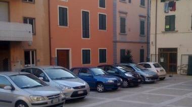Dove c'era Casa Rastelli ora parcheggiano le auto