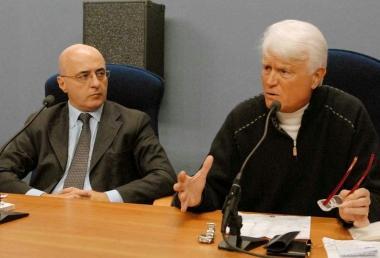 Caselli, a destra, col direttore de Il Tirreno Bernab&ograve; 