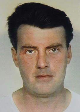 <b>ADDIO. </b>Sopra la vittima; a destra un momento dei funerali   