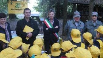 <b>ACCESA.</b> I bambini ascoltano le spiegazioni degli ambientalisti