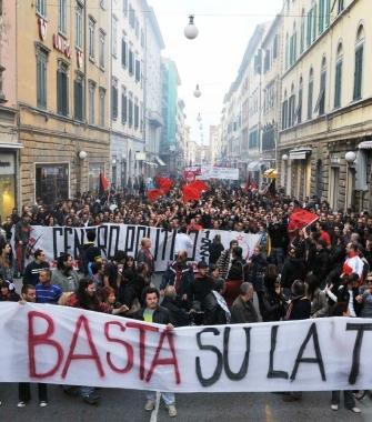 Il corteo in via Ricasoli 