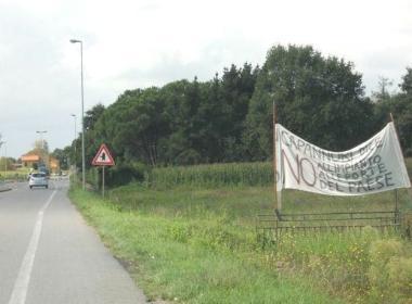 Uno striscione contro la scelta dei Poderacci 
