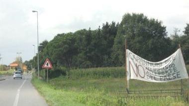 Uno striscione contro la scelta dei Poderacci