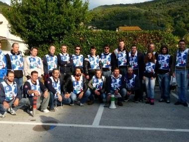 Foto di gruppo dei soci del Vespa Club 
