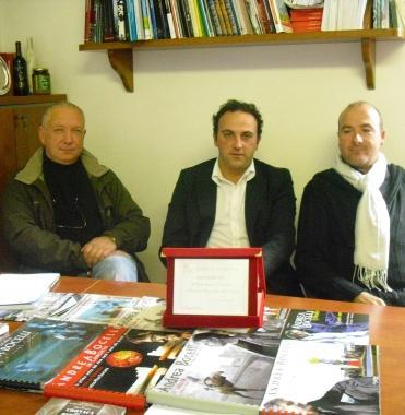 Il sindaco con la targa di Taormina 