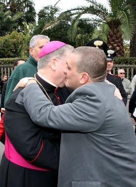 Labbraccio tra don Testi e il vescovo della diocesi di San Miniato Fausto Tardelli 
