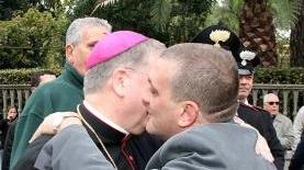 L’abbraccio tra don Testi e il vescovo della diocesi di San Miniato Fausto Tardelli