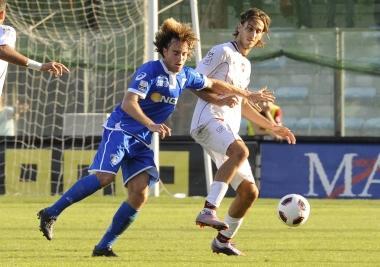 Il mediano azzurro Davide Moro mentre &egrave; impegnato a contrastare unazione offensiva del reggino Missiroli 