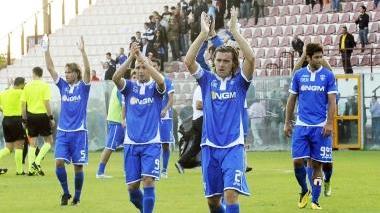 Capitan Stovini guida gli azzurri ad appluadire i tifosi (e a raccogliere altrettanti applausi) dei tifosi arrivati fino al Granillo