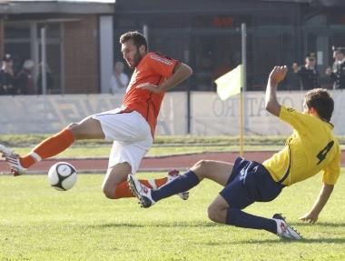Unazione della partita che il Castelfiorentino ha pareggiato contro la Pistoiese nel corso dellattuale torneo dEccellenza Oggi i giallobl&ugrave; saranno di scena con il Castelnuovo Garfagnana 